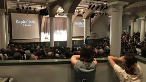 Fullsatt debatt om kapitalism eller socialism i New York. Fullsatt på debatten om kapitalism i New York