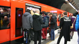 Trängsel då många skulle åka metro på måndagsmorgonen. Arkivbild. Personer kliver på västmetron.