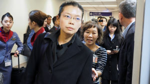 Dissidenten Li Minching i Taiwan. Allt fler oliktänkare som tidigare har känt sig säkra i Hongkong har sökt sig till Taiwan då den kinesiska staten har verkat allt mer kapabel att nå dem också i den autonoma regionen. Den taiwanesiska aktivisten Li Ming-ches hustru 27.11.2017 på väg till rättegång i Kina.