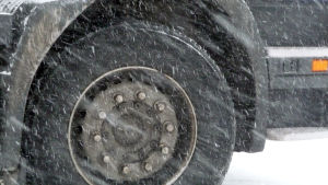 Kombinationen slitna däck, dåliga bromsar och snöyra är inte den bästa vare sig man kör långtradare eller personbil. Däck i snöyra.