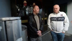 Timo och Janne Lattu. Timo Lattu, som träffades av ett skott, och Janne Lattu utanför Pub Kärry i Vanda.