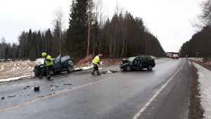 Det var halt på vägen då olyckan inträffade. Frontalkrock i Nykarleby, räddningspersonal arbetar på olycksplatsen.