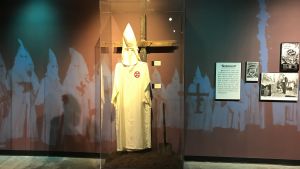Alabama är bland annat känt för Ku Klux klan På museet för de svartas historia i Birmingham visas bl.a. en ful Ku klux klan-mundering med den vita kåpan med dolt huvud