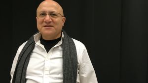 Issa Touma arbetade i Finland 2014. Issa Touma höll en föreläsning i Helsingfors hösten 2017.
