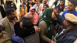 Sörjande kristna samlades efter terrorattacken utanför ett sjukhus i Quetta Sörjande kristna samlades efter terrorattacken utanför ett sjukhus i Quetta