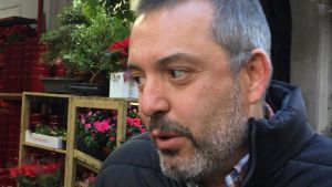 Fransisco har blivit självständighetsivrare på grund av den spanska regeringens agerande. Självständighetsivraren Francisco sitter framför en hylla med blommor.