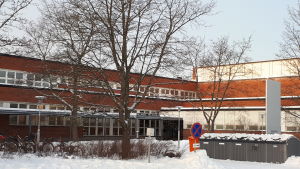 Ungefär 300 elever från tre olika skolor går tillfälligt i skola i tidigare Handelsläroverket. Snellmansalen och tidigare handelsläroverket i Karleby.
