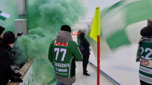 Rökpatroner tänds i början av matchen. Gröna rökpatroner ryker vid Akilles match i Borgå.