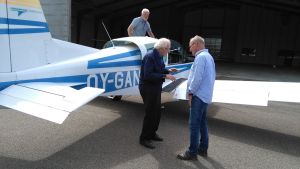 Bruno Österlund och danska Mogens Riis inför flygturen i Danmark. Mogens Riis ordnade en flygtur i ett fyrsitsigt plan för Bruno Österlund, 92 år