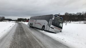 Arkivbild. Wiik & Ström hör till dem som drabbats av dåligt vägunderhåll då en av bolagets bussar glidit ner i diket från hal väg. Buss i diket.