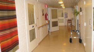 Som ung sommarjobbade Degerholm på Ingahemmet, som numera inte längre är ett äldreboende. En korridor och en rollator.