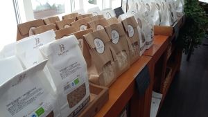 Kunderna gillar det ekologiska speltknäckebrödet. Backers bakar ekologiskt knäckebröd av spelt och kummin