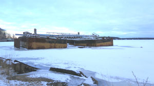 Vraket ligger rätt nära stranden. Två pontoner runt ett vrak.