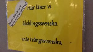 I Kimpisen koulu skyltar man öppet till förmån för undervisningen i svenska. Skylt i skolan: älsklingssvenska i stället för tvångssvenska.