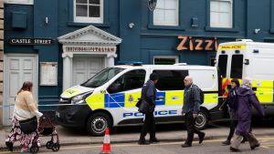 Fotgängare i Salisbury passerade den avspärrade italienska restaurangen Zizzi i fredags. Det är där Sergej Skripal och hans dotter misstänks ha förgiftats.