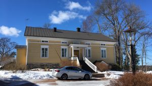 Prästgården i Tenala. Den skyddade skogen finns till vänster om byggnaden. Prästgården i Tenala.