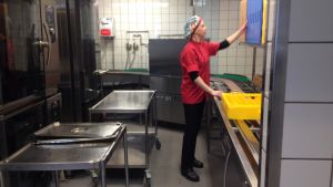 Krista Ruskomäki i köket i Källhagens skola. Krista Ruskomäki jobbar i skolköket i Källhagens skola i Virkby.