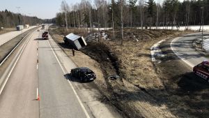 Bil krockade med långtradare på motorvägen i Sibbo Bil krockade med långtradare på motorvägen i Sibbo