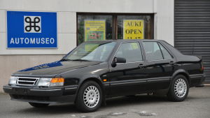 På bilmuseet i Nystad finns den unika Saab 9000 Turbon till påseende. Saab 9000 modellen har en unik V8 motor under huven.