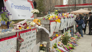 Hundratals meddelanden som hedrade offren hade skrivits på plakat som hade satts upp i ändan av Yonge Street redan i tisdags. Blommor och hälsningar längs Yonge Strett som hedrar offren efter Toronto-attacken.