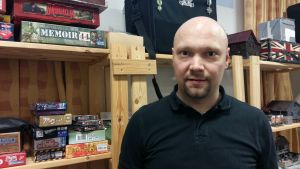 Thomas Sundell är inbiten brädspelare. Här på Wasa Wargames Club. Närbild på Thomas Sundell.