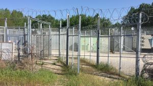 Varje vecka släpps en handfull migranter och flyktingar genom denna port till Ungern Varje vecka släpps en handfull migranter och flyktingar genom denna porten till Ungern