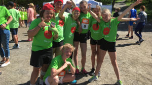 Sirkkalas elever var glada över segern. En grupp glada elever från Sirkkala skola i Åbo.