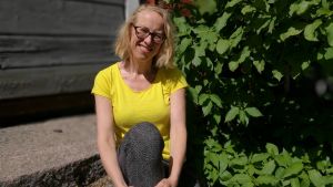 Skådespelaren och dramaturgen Harriet Abrahamsson utanför ett uthus invid Unga Teatern i Esbo 2018. Skådespelaren och dramaturgen Harriet, Haje Abrahamsson utanför ett uthus invid Unga Teatern 2018.