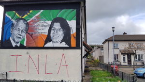 En väggmålning som föreställer sydafrikanska ANC-ledaren Nelson Mandela och IRA-ledaren Bobby Sands i Derry. 