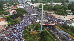 Den 30 maj mobiliserade sig hundratusentals nicaraguanare över hela landet, på landets morsdag. Bild tagen uppofrån av en folkmassa kring en vägbro klädd i Nicaraguas vita och blåa färger.