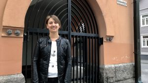 Enligt diakon Luisa Tast har behovet av församlingens hjälpverksamhet i alla fall inte minskat. Luisa Tast som står framför ingången till Brändö kyrka.
