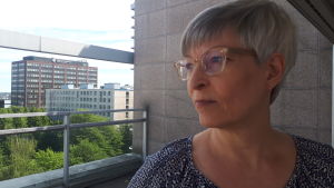 - Finlandssvenskar utsätts för regelrätta trakasserier på sociala medier, säger DO Kirsi Pimiä. Kirsi Pimiä i profil på taket till DO:s byrå, betonghöghus i bakgrunden