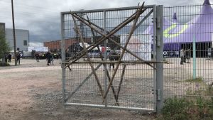Tuska satsar på trivseln i år med vackra dekorationer. Pentagram-dekoration på staket på Tuska 2018.