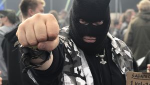 Han väntar på Flow. Man med svart maskeringshuva på Tuska-festivalen 2018.