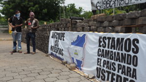 Luis Morales, till höger, har barrikaderat sig på universitetet. Våldsamheterna i Nicaragua.