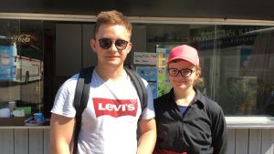 - Det är skrattretande, säger Rasmus Englund om olyckan med gångbron som välte i Borgå. Bild på Rasmus och Linda Englund.