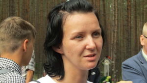 Katja Klodt är säker på att hennes far är oskyldig. Katja Klodt, en svarthårig kvinna i vit t-tröja, tittar förbi kameran med fundersam blick.