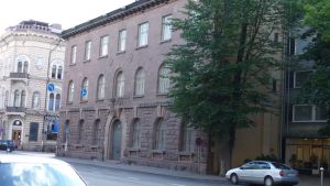 Terrasshuset planeras byggas intill Finlands Banks gamla hus i Åbo. Arkivbild av den gamla byggnaden, sett från Slottsgatan. gatubild av finlands banks gamla byggnad i åbo