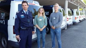 Ansvariga utbildaren Kjell Nylund tillsammans med sina adepter. Kjell Nylund tillsammans med Ellinor Johansson och Tommy Tolppanen.