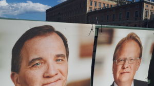 Socialdemokraterna har nyckeln i Nato-frågan, säger de politiska kommentatorer som Svenska Yle har talat med i Stockholm. Till vänster statsminister Stefan Löfven, till höger försvarsminister Peter Hultqvist. Valaffisher på Stefan Löfven och Peter Hultqvist med Kungliga slottet i bakgrunden.