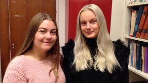 Maja Lundin och Tilde Selin går i Ekenäs gymnasium. två flickor i skolklass
