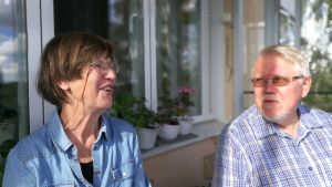 Författaren, översättaren Gudrun Utas och författaren Lars Sund på sin balkong i Uppsala. Författaren, översättaren Gudrun Utas och författaren Lars Sund på sin balkong i Uppsala. September 2018.