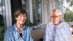 Gudrun och Lars i sitt hem i Uppsala. Författaren, översättaren Gudrun Utas och författaren Lars Sund på sin balkong i Uppsala. September 2018.