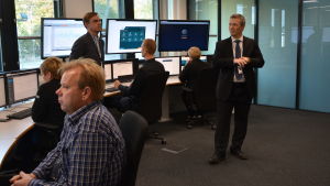 Vesa Riihimäki, vd för Wärtsilä Finland, tillsammans med personal från avdelningen för motordiagnostik Vesa Riihimäki, vd för Wärtsilä Finland, tillsammans med personal från avdelningen för motordiagnostik.