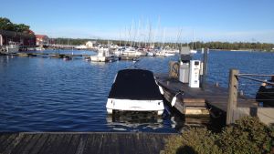 Här kan båtgäster tanka i gästhamnen i Ekenäs. I en av planerna ingår en brygga som sträcker sig ut mot restaurang Knipan. På bryggan vid mackarna kunde det finnas butiker. Den kalla macken i gästhamnen i Ekenäs.