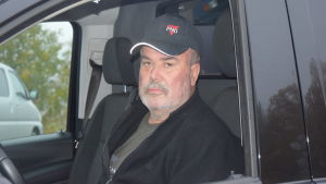 Magnus Lindgren har lång erfarenhet av transporter. En man med svart keps och jacka sitter bakom ratten på en svart bil.
