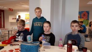 De här pojkarna går i årskus fyra i Villa skola i Karleby. Pojkar i åk 4 i Villa skola