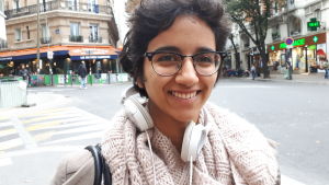 Fysikstudenten Lila gillar kulturprogrammen på public service. Fysikstudenten Lila gillar kulturprogrammen på public-service. Hon har hörlurar kring halsen och tittar leende in i kameran.