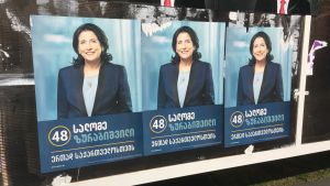 Den georgiska presidentkandidaten Salome Zurabishvili. Georgiska presidentkandidaten Salome Zurabishvilis valaffischer dominerar stadsbilden i Tbilisi.
