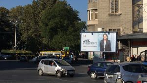 Zurabishvilis valaffischer dominerar stadsbilden i den georgiska huvudstaden. Valaffischer i Tbilisi, Georgien.